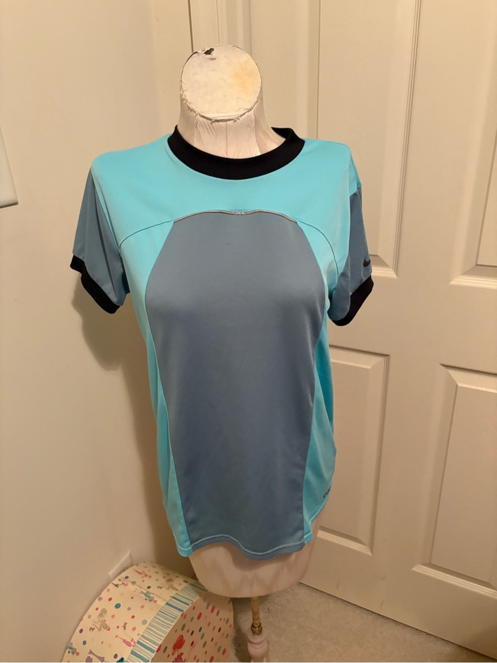 Nike Women's Two-Tone Light Blue and Aqua Short Sleeve Athletic Tee M (8–10)